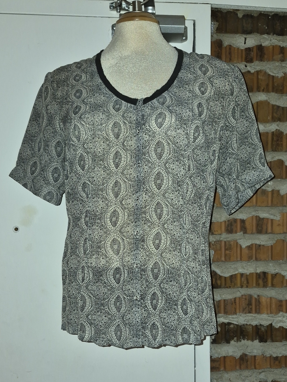 Sandwich Slightly Sheer Crinkle Button Up Top Size 40
